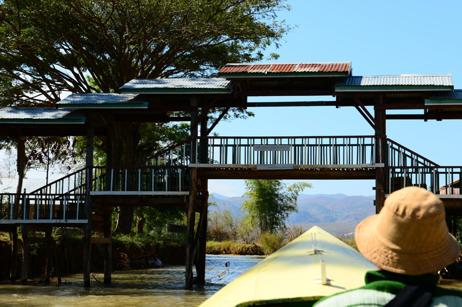 인레호수의 인뗑 유적지로 가는 길