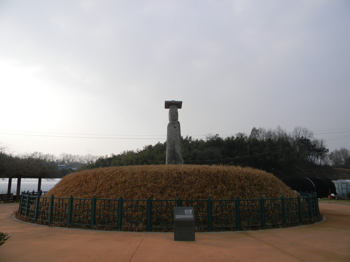 서로 애타게 바라보고 있는 익산 고도리 석불입상 (석조여래입상)