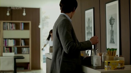 외근 다녀온 선배를 위해 커피타는 김우빈♥
