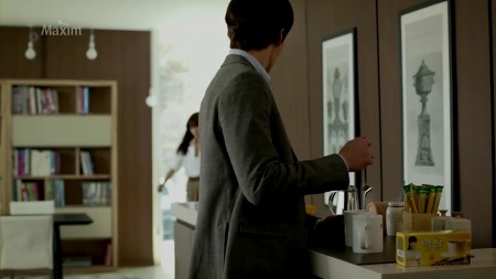 외근 다녀온 선배를 위해 커피타는 김우빈♥