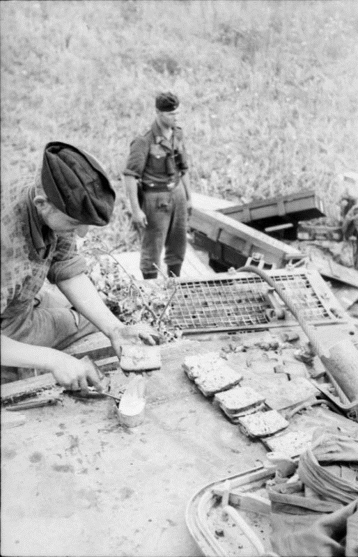독일 503 중전차 대대 123번 타이거-1 전차의 88mm 포탄 보급 German Schwere Panzer Abteilung 503 Number 123 Tiger-1 Tank AP Shell supply