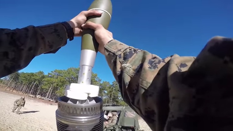 프랑스군의 120mm M327 박격포 사격 훈련 - French Army 120mm M327 Mortar crew firing military exercises
