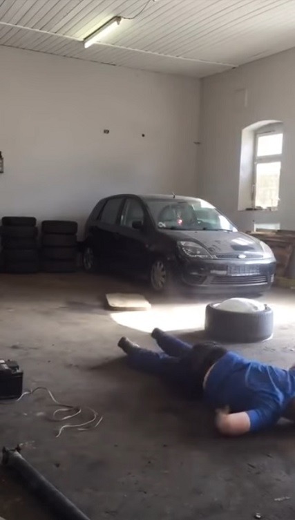 자동차 에어백 팽창 놀이의 스릴 - Two guys enjoy playing Car airbag expansion thrill