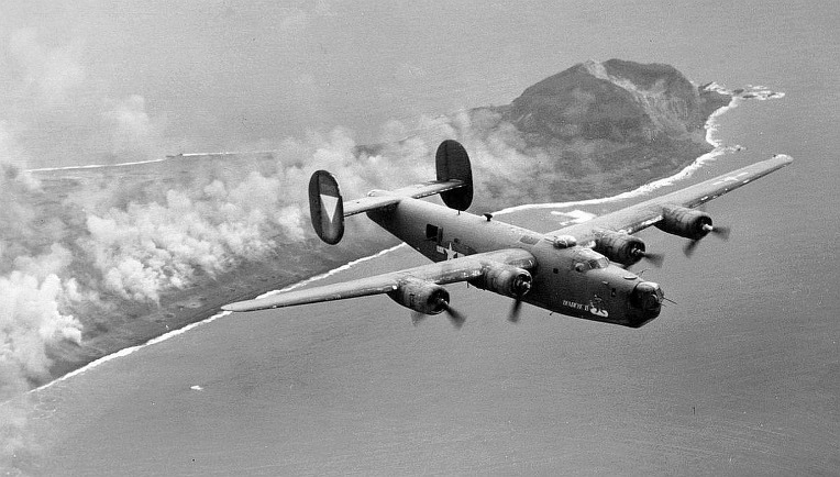 미 육군 제 7항공대 B-24 폭격기 편대의 이오지마 폭격 - USAAF 7th Air Force B-24 Liberator Bomber bombing on Iwo Jima