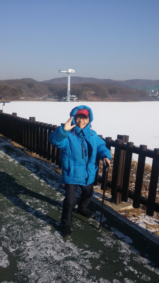 "靑山과 蒼空"은 "뫼닮"에게 말합니다.