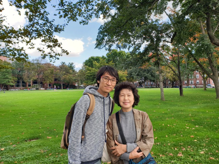 미국 보스톤 하버드대학을 걷고있는 묘심행보살